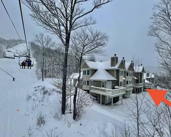 Sunday River Ski In Ski Out Locke Mountain condo with Pool Jacuzzi - Newry - Edificio