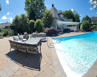 Private Pool House with Loft Arrangement Walking distance to town! - Rockville Centre - Pool