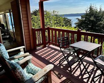 The Peregrine Suite - Comfort and Luxury in the Heart of Kodiak - Kodiak - Balcony