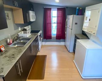 Quiet Renovated Historic Condo Above Abolitionist Ale Works w/ Washer Dryer #301 - Charles Town - Küche