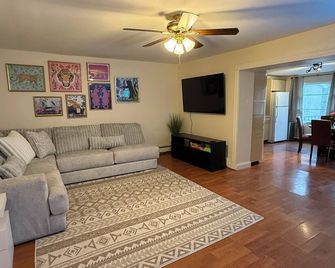 The Ultimate Nyc Group Getaway. Sleeps 10 In Hoboken - Hoboken - Living room