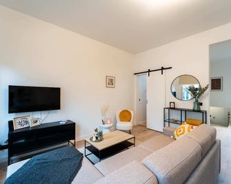 Antwerp Comfort: 3-Bedroom Apartment for 9 - 安特衛普 - 客廳