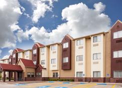 Days Inn by Wyndham near Kansas Speedway - Kansas City - Edifício