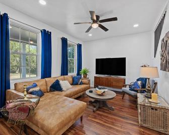Salome's Chateau - Taylor - Living room
