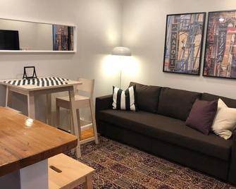 1817 2C · Authentic cute 1bed Apt-20 min to NYC/Parking Avai - North Bergen - Living room