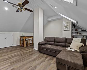 Charming 3-bedroom 2.5-bathroom townhome with WiFi and AC in Greenville - Greenville - Living room