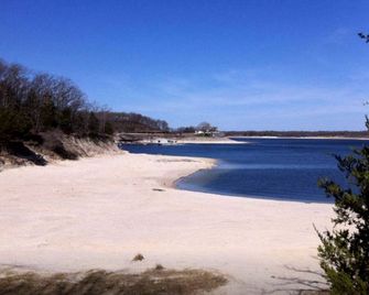 Rustic Cabin Rental within Walking Distance of Lake Texoma in Denison, Texas - Denison - Strand