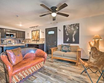 4 Mi to Dtwn Rustic Fort Worth Apt - Fort Worth - Wohnzimmer