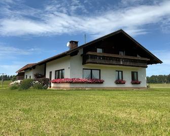 Ferienwohnung Huber am Deutensee - Steingaden - Building