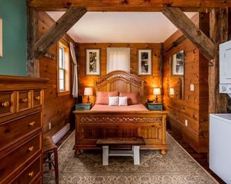Rustic Rose Cottage of Historic West Lebanon - Lebanon - Bedroom