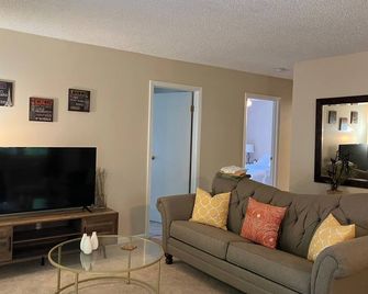 Sunrise at Saratoga Lake 1B - Ballston Spa - Living room