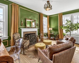 Luxe Manor With Modern, Elegant Vibes - Sheboygan - Living room