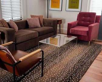 The Burlington Getaway, close to Lakes, Skiing, and wedding venues - Burlington - Living room
