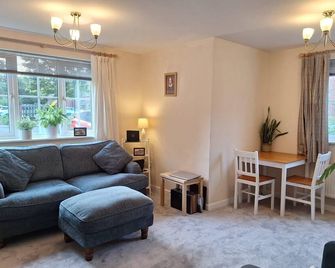 Stratford-upon-Avon 1-Bed Sleeps 4 Pets Allowed - Stratford-upon-Avon - Living room