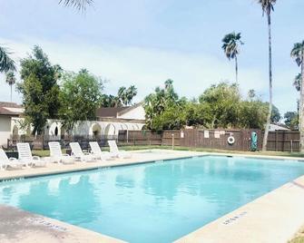 Modern Spacious Condo- Centrally Located! - Brownsville - Pool