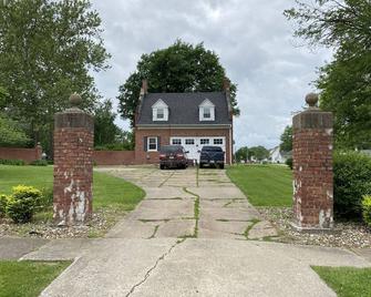 Historic Steckel carriage house with picturesque landscaping - Bloomfield - Edificio