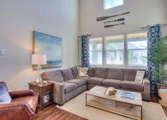 Beautifully Appointed Home, Ada Accessible And Hot Tub - Ocean Shores - Living room