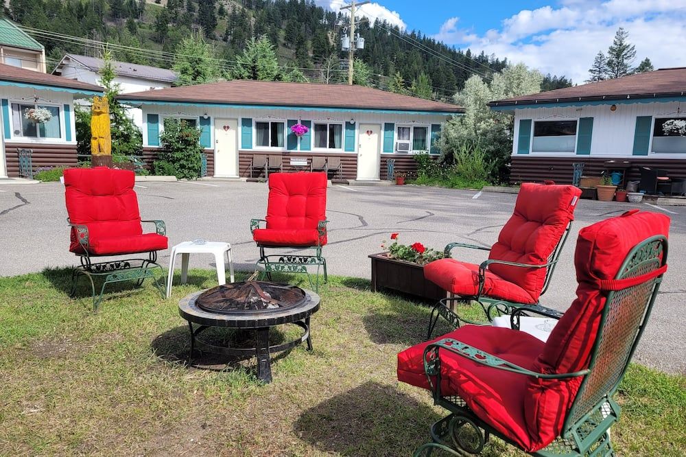 Lido Motel - Radium Hot Springs - Patio