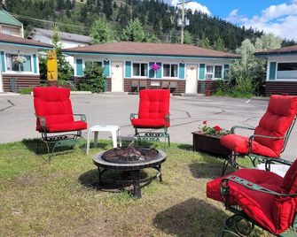 Lido Motel - Radium Hot Springs - Patio