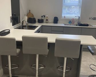 Modern 3-Bed Apartment in Magherafelt Sleeps 8 - Magherafelt - Kitchen