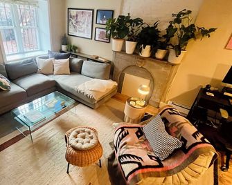 Spacious Bushwick Bedroom - Very close to Subways & to Manhattan, Pet-Friendly! - 布魯克林 - 客廳