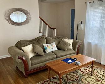 Spacious Home - Sleeps 8 Fire-pit 1 Block to EKU & Downtown, 2 Miles to I-75 - Richmond - Living room