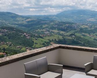 Titano Suites - San Marino - Balkon