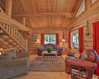 Scenic Riverfront Retreat with Hot Tub and Kayaks! - Thompson Falls - Вітальня