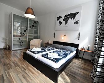 Good(Wo)man's Home I - Wien - Schlafzimmer