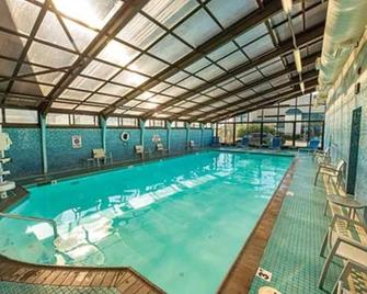 Barclay Towers Resort Oceanfront Unit with Full Oceanfront Balcony - Virginia Beach - Piscina