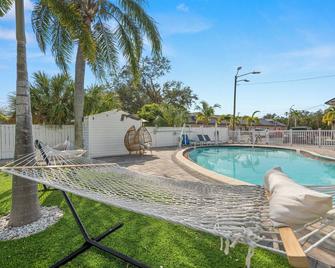 Welcome to our inviting King Suite in Clearwater - Clearwater - Basen