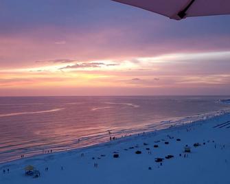 1 bedroom Retreat by the pool, ground floor luxury Awaits.. - Clearwater - Beach