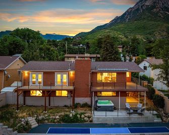 All-New Luxe Stay Views, Sauna & Hot Tub villa - Holladay - Building