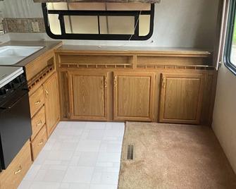 Cozy 1-bedroom RV in fantastic Leitchfield with AC - Leitchfield - Kitchen
