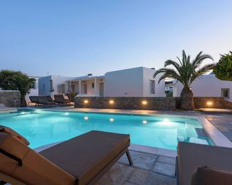 Manos - Parikia - Pool