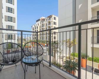 Spectacular 1 Bedroom in La Sirene 4 that Sleeps 4 - 杜拜 - 陽台