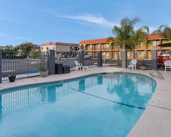 Quality Inn Redding near I-5 - רדינג - בריכה