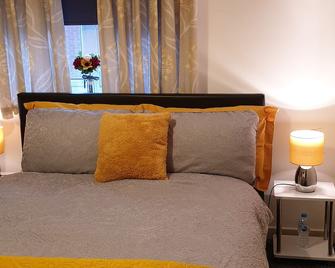 Exquisite 4 - Bed Whole House (Private Bath, Modern Kitchen, Free Parking, Wifi) - Sittingbourne - Bedroom