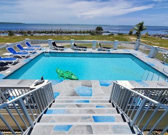 Awesome Open Water View at Blue Heron Estate - Big Pine Key - Piscina