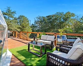 Beautiful Lofted Dome with Cozy Deck and Charming Design in Elgin, Texas - Elgin - Balcony
