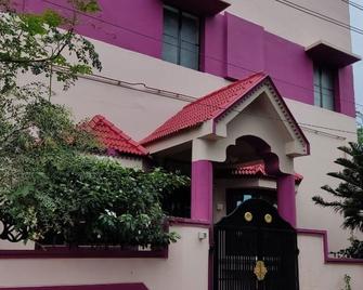 Home away from Home with a good residential neighborhood and nearby amenities... - Madurai - Building