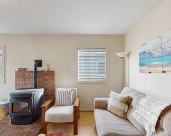 Perfectly located home with pellet stove - walk to Trinidad State Beach & Harbor - Trinidad - Sala de estar