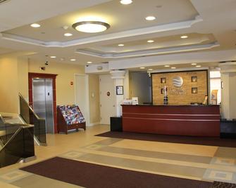 Comfort Inn & Suites Laguardia Airport - Queens - Front desk