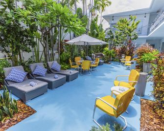 سي سايد أول سويتس هوتل - ميامي بيتش - شرفة مرصوفة