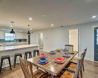 Pet-Friendly Schulenburg Farmhouse with Pool! - Schulenburg - Dining room