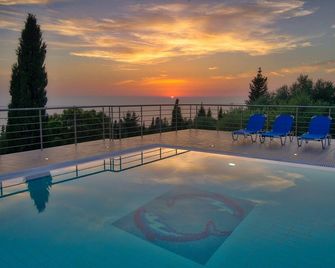Studios Vrionis Panoramic Sunset - Kothreas - Piscina