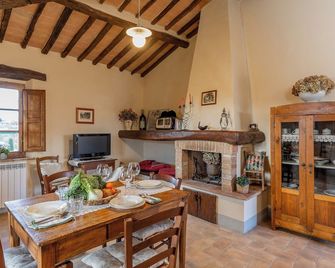 Traditional Tuscan farmhouse with breathtaking views 19 Minutes from Montalcino - San Giovanni d'Asso - Eetruimte