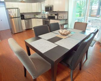 Pocono Dog Friendly Fire Pit Game Table - Tobyhanna - Salle à manger