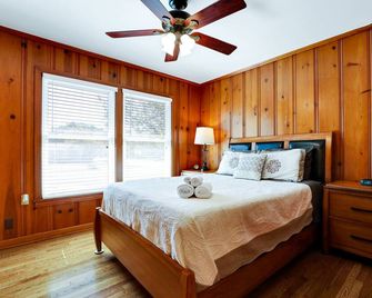 Fortuitous - A Birdy Vacation Rental - San Antonio - Bedroom