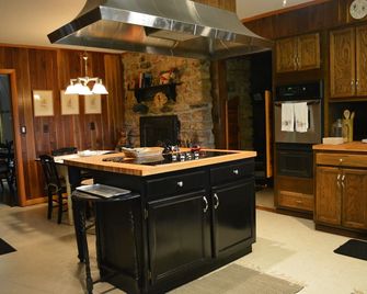 Cozy Mountain home near Covington, Virginia, The Greenbriar and Homestead - Covington - Kitchen